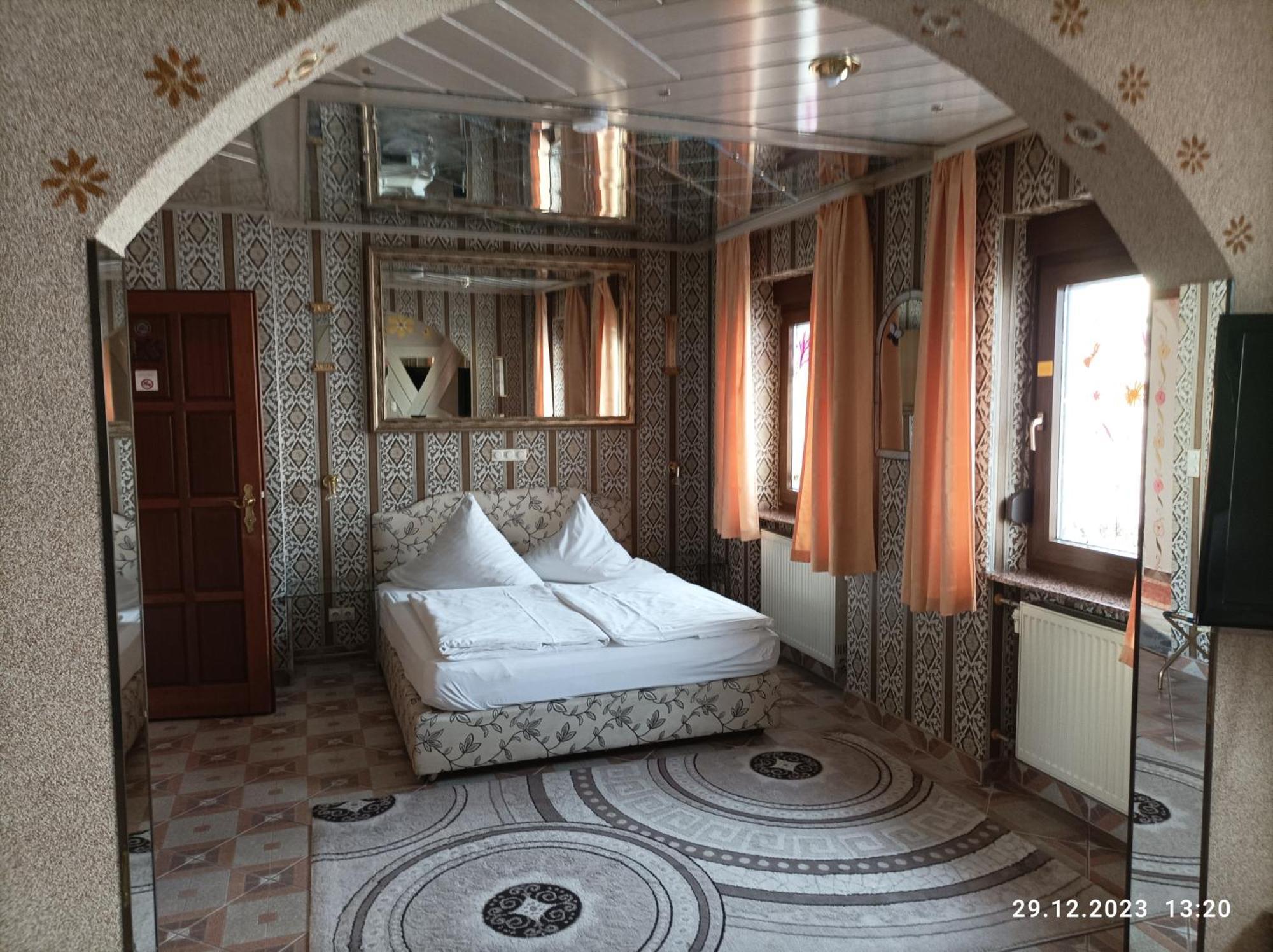 Central Hotel Шветцинген Екстер'єр фото